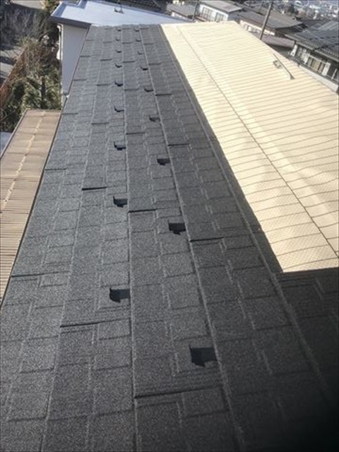 松本市：瓦屋根から高耐久屋根に葺き替え：4.5tから750㎏軽量化で耐震性アップ　屋根材取り付け